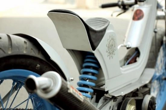 Moped cổ trở nên trẻ trung với phong cách cafe racer - 6