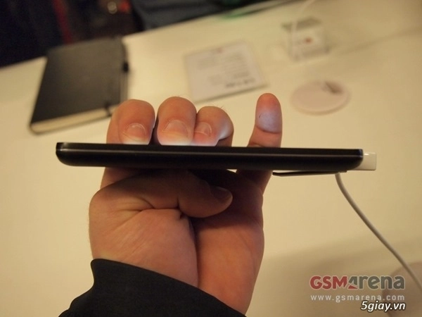 mwc 2014 trên tay smartphone với viền màn hình siêu mỏng từ lg - 3
