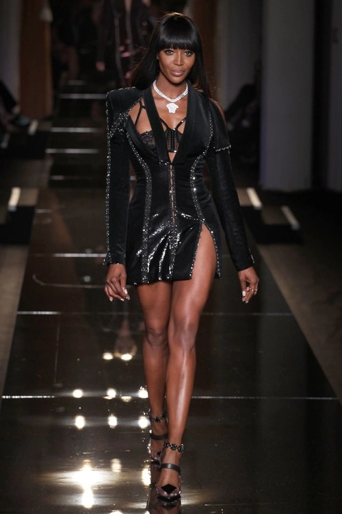 Naomi campbell mở màn show cao cấp của versace - 1