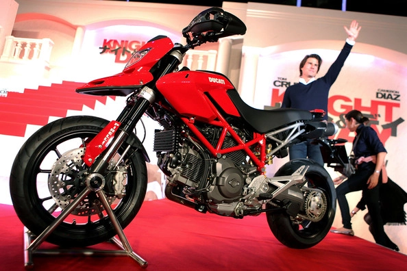 Ngắm bộ ảnh đẹp về tom cruise và ducati hypermotard - 3