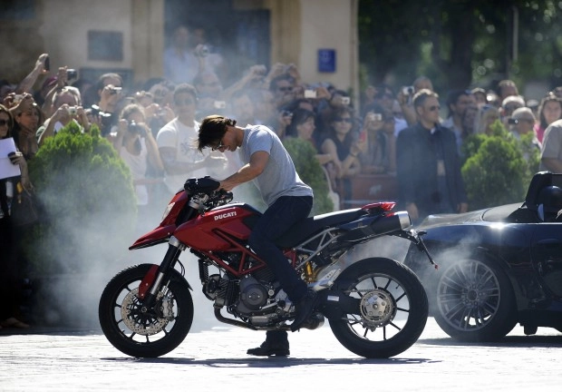 Ngắm bộ ảnh đẹp về tom cruise và ducati hypermotard - 6