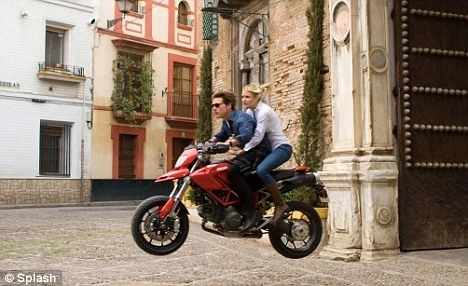 Ngắm bộ ảnh đẹp về tom cruise và ducati hypermotard - 2