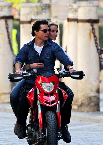 Ngắm bộ ảnh đẹp về tom cruise và ducati hypermotard - 10