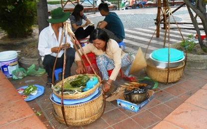 Ngộ độc với bánh cuốn hàn the hành phi trộn bột chiên dầu bẩn - 3