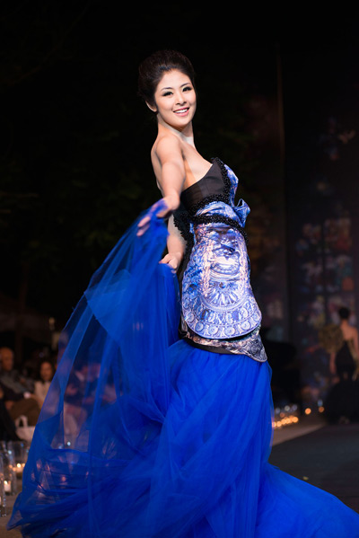 Ngọc hân nắm tay thanh lam trên sàn catwalk - 5