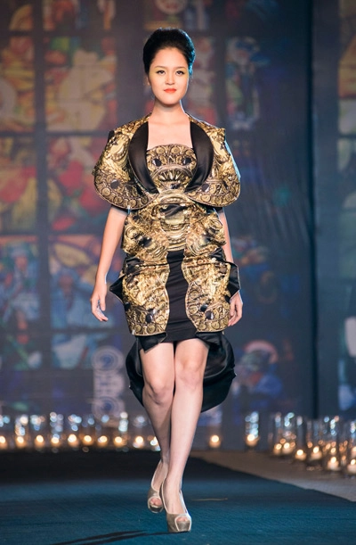 Ngọc hân nắm tay thanh lam trên sàn catwalk - 6