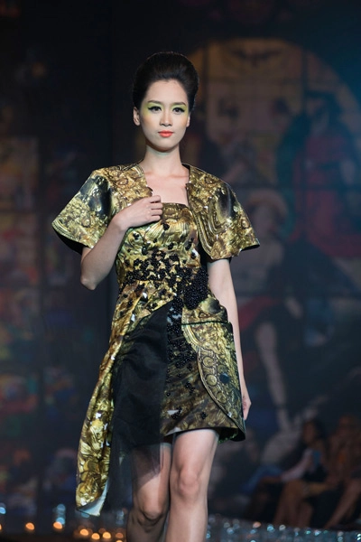 Ngọc hân nắm tay thanh lam trên sàn catwalk - 9