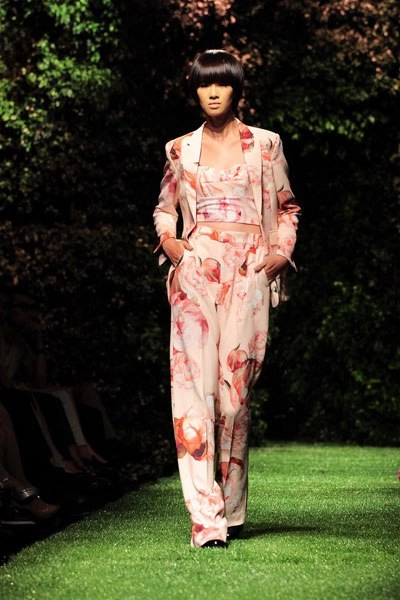 Ngọc trinh diễn catwalk mở màn đêm le jardin - 5