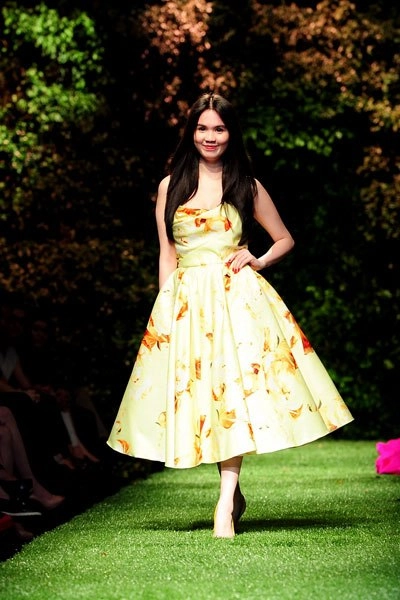 Ngọc trinh diễn catwalk mở màn đêm le jardin - 2