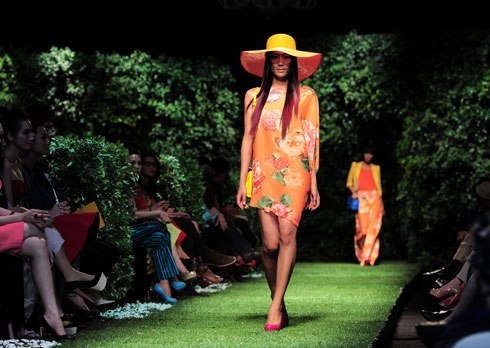 Ngọc trinh diễn catwalk mở màn đêm le jardin - 13