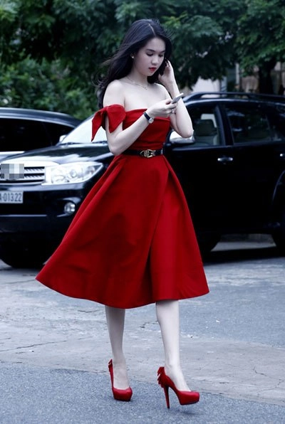 Ngọc trinh xinh xắn trong váy đỏ rực - 1