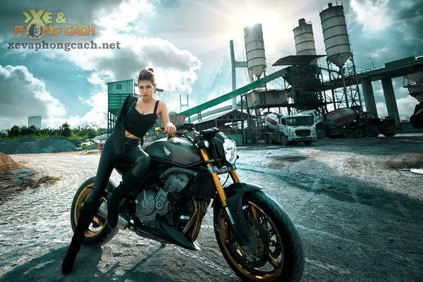 Người đẹp cá tính bên honda hornet hyperion mạ vàng độc nhất - 3