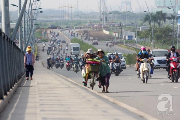 Người mẹ 53 tuổi ngày đạp xe gần 50km chở con đi học và lượm ve chai - 9