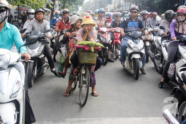 Người mẹ 53 tuổi ngày đạp xe gần 50km chở con đi học và lượm ve chai - 12