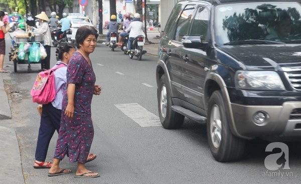 Người mẹ 53 tuổi ngày đạp xe gần 50km chở con đi học và lượm ve chai - 13