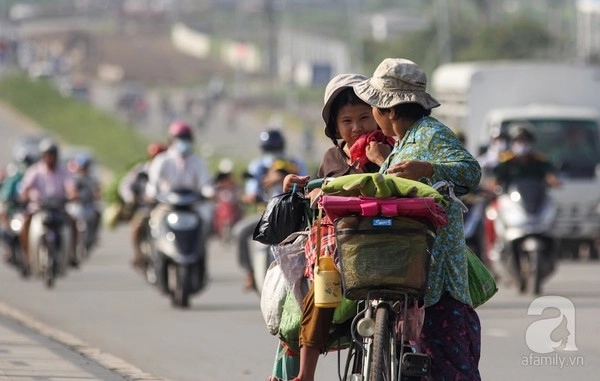 Người mẹ 53 tuổi ngày đạp xe gần 50km chở con đi học và lượm ve chai - 11