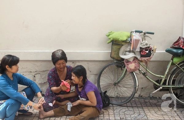 Người mẹ 53 tuổi ngày đạp xe gần 50km chở con đi học và lượm ve chai - 14