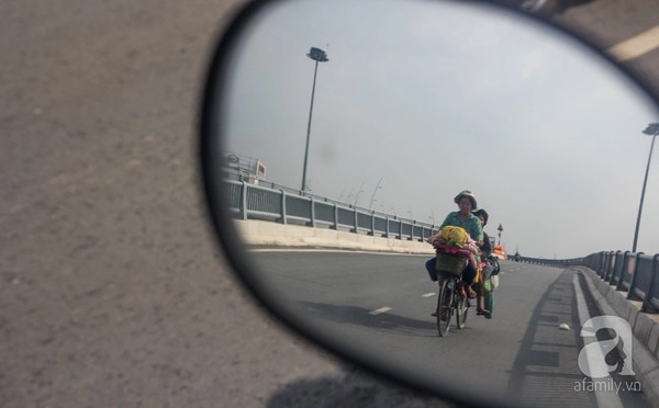 Người mẹ 53 tuổi ngày đạp xe gần 50km chở con đi học và lượm ve chai - 15