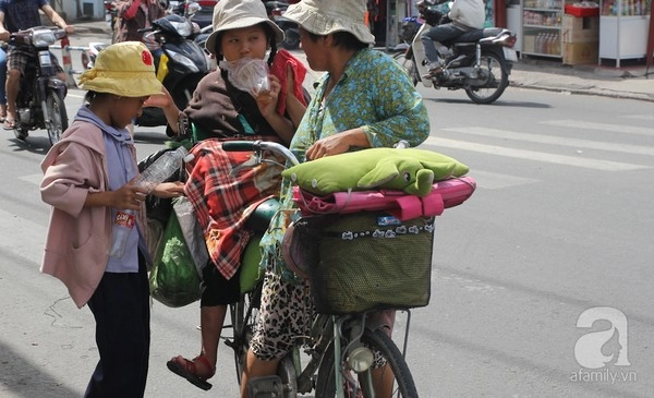 Người mẹ 53 tuổi ngày đạp xe gần 50km chở con đi học và lượm ve chai - 20