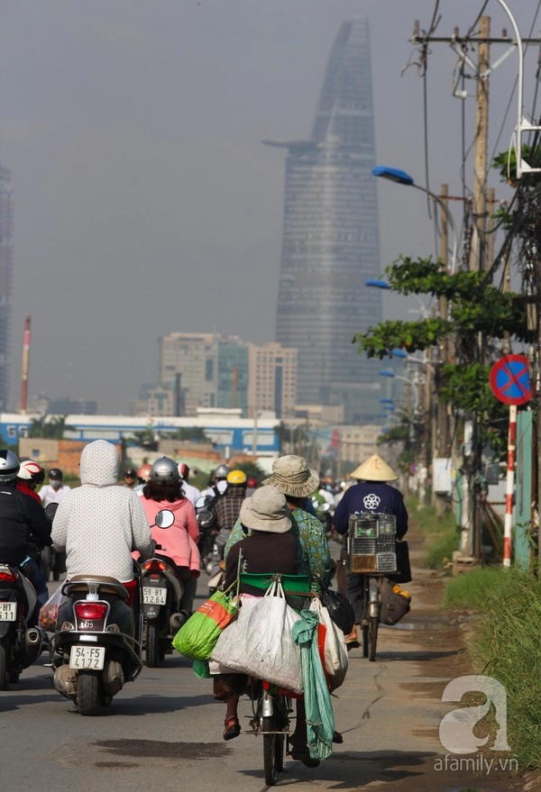 Người mẹ 53 tuổi ngày đạp xe gần 50km chở con đi học và lượm ve chai - 7