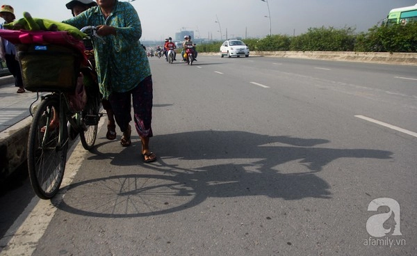 Người mẹ 53 tuổi ngày đạp xe gần 50km chở con đi học và lượm ve chai - 22