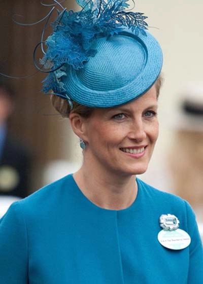 Những chiếc mũ cầu kỳ phong cách hoàng gia - 6