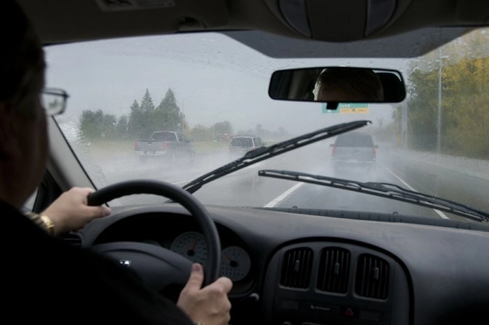 Những điều cần lưu ý khi lái xe mùa mưa - 1