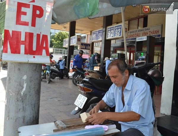 Những nghề muôn năm cũ đầy thân thương nhưng ngày càng ít ỏi ở sài gòn - 1