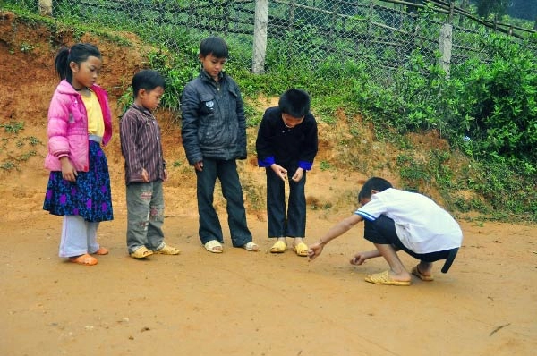 Những nụ cười vô tư của trẻ thơ vùng tây bắc - 10