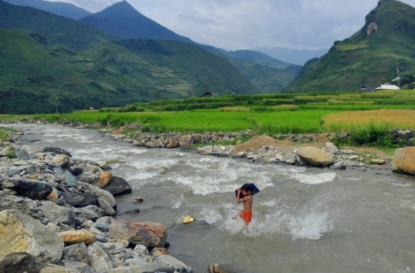 Những nụ cười vô tư của trẻ thơ vùng tây bắc - 13