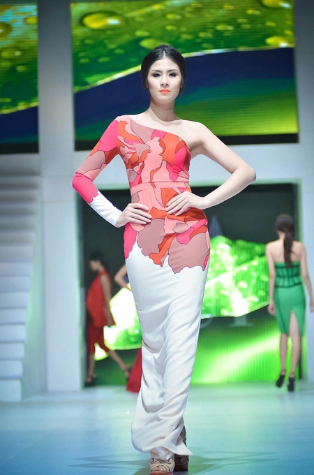  những trang phục ứng dụng đẹp nhất vietnam fashion week - 7