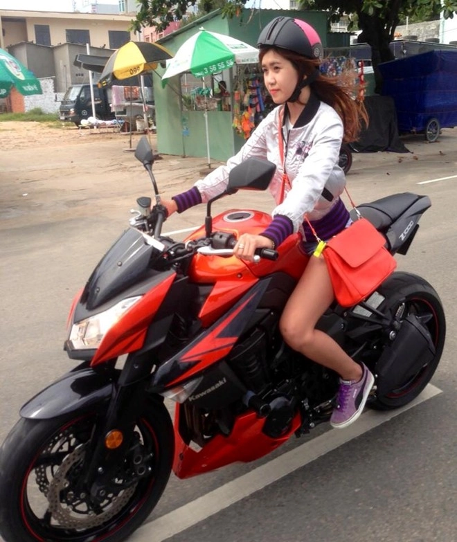 Nữ biker 9x đam mê lái kawasaki z1000 - 2