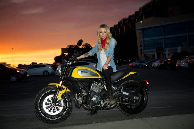 Nữ biker tóc vàng xinh đẹp đọ dáng cùng ducati scrambler - 1
