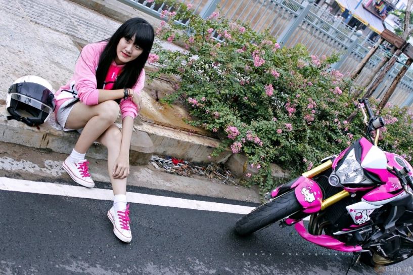 Nữ biker trẻ bên cạnh cb1000r phiên bản hello kitty - 5