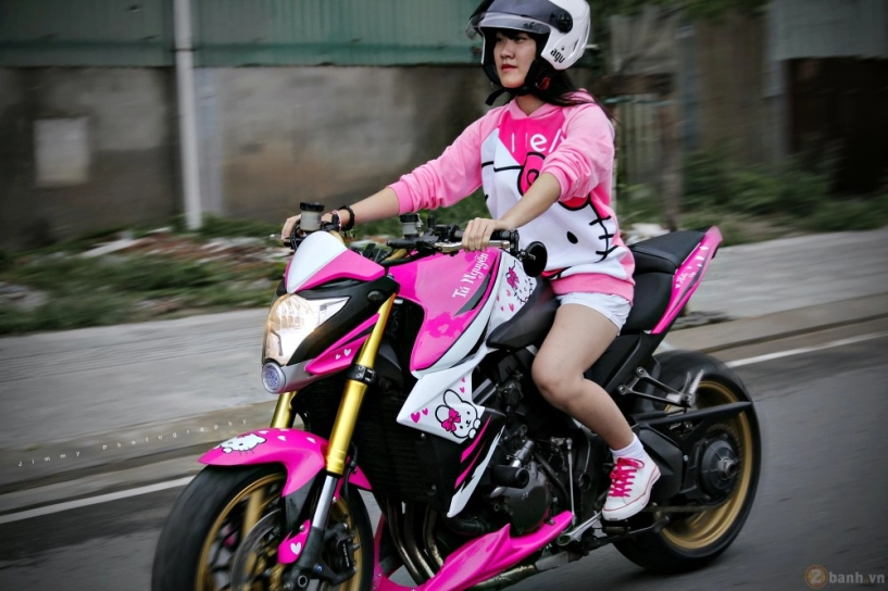 Nữ biker trẻ bên cạnh cb1000r phiên bản hello kitty - 10