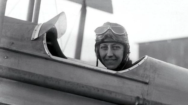 Nữ phi công du lịch qua 23 nước bằng máy bay cổ biplane 1942 - 2