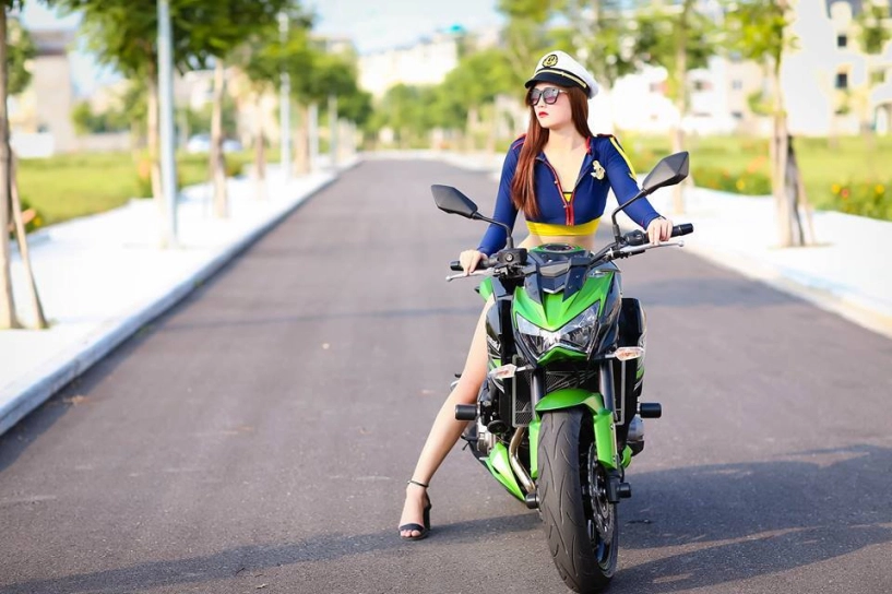 Nữ thủy thủ xinh đẹp đọ dáng bên mãnh thú kawasaki z800 - 2