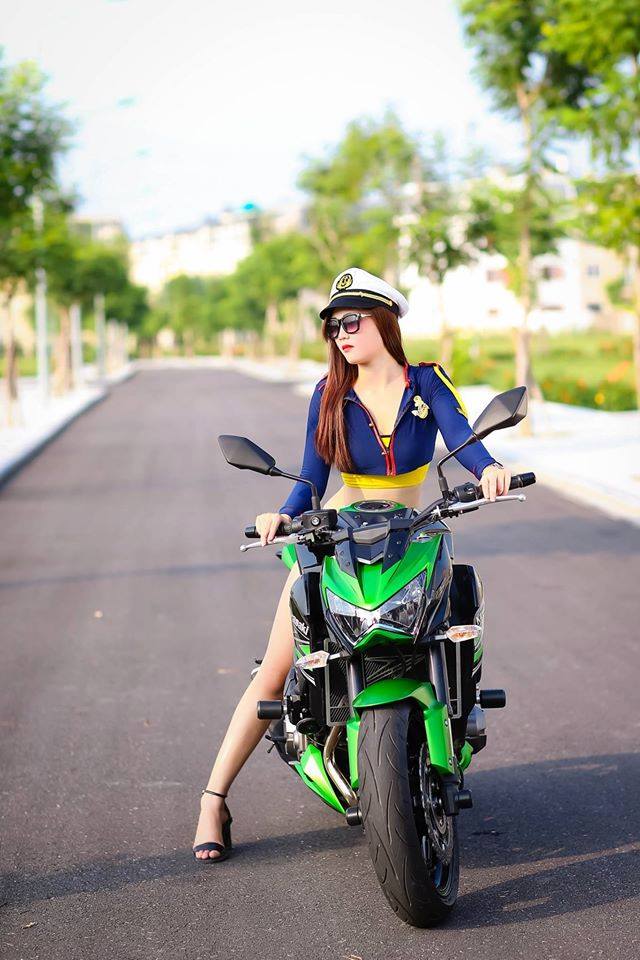 Nữ thủy thủ xinh đẹp đọ dáng bên mãnh thú kawasaki z800 - 9