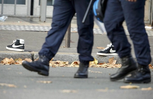 Paris vắng lặng đến đau lòng trong buổi sáng sau vụ khủng bố đẫm máu - 6