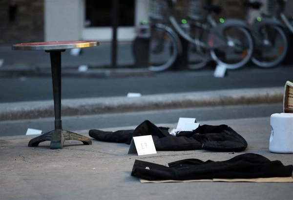 Paris vắng lặng đến đau lòng trong buổi sáng sau vụ khủng bố đẫm máu - 8