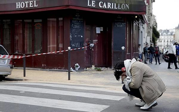 Paris vắng lặng đến đau lòng trong buổi sáng sau vụ khủng bố đẫm máu - 9