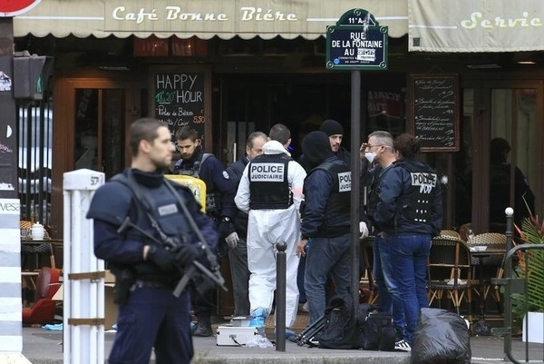 Paris vắng lặng đến đau lòng trong buổi sáng sau vụ khủng bố đẫm máu - 10