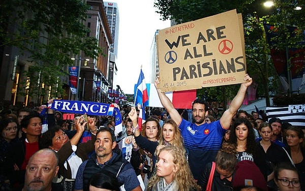 Paris vắng lặng đến đau lòng trong buổi sáng sau vụ khủng bố đẫm máu - 14