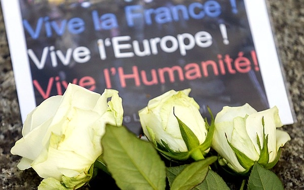 Paris vắng lặng đến đau lòng trong buổi sáng sau vụ khủng bố đẫm máu - 15