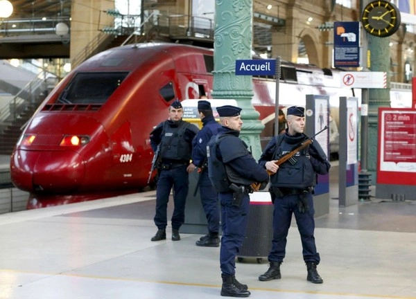 Paris vắng lặng đến đau lòng trong buổi sáng sau vụ khủng bố đẫm máu - 17