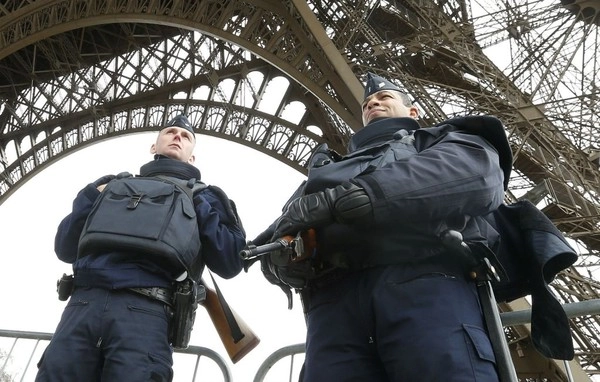 Paris vắng lặng đến đau lòng trong buổi sáng sau vụ khủng bố đẫm máu - 18