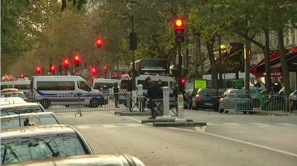 Paris vắng lặng đến đau lòng trong buổi sáng sau vụ khủng bố đẫm máu - 1