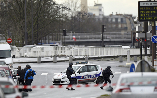 Paris yêu cầu du khách cẩn trọng và thể hiện sự đoàn kết - 1