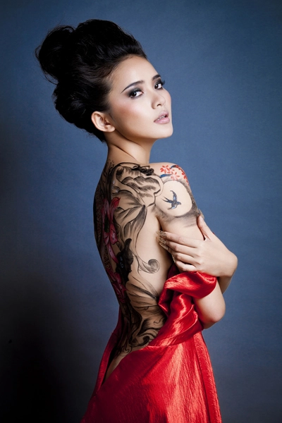 Phan như thảo vung kiếm tạo dáng với body painting - 7