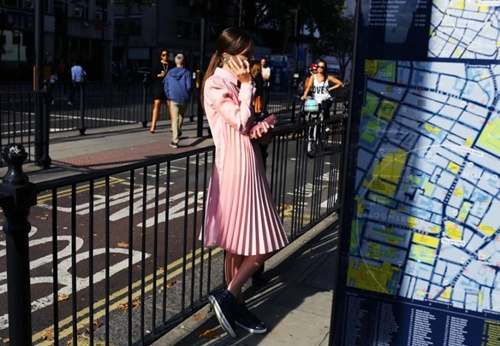 Phong cách street style ấn tượng ở london fashion week - 11